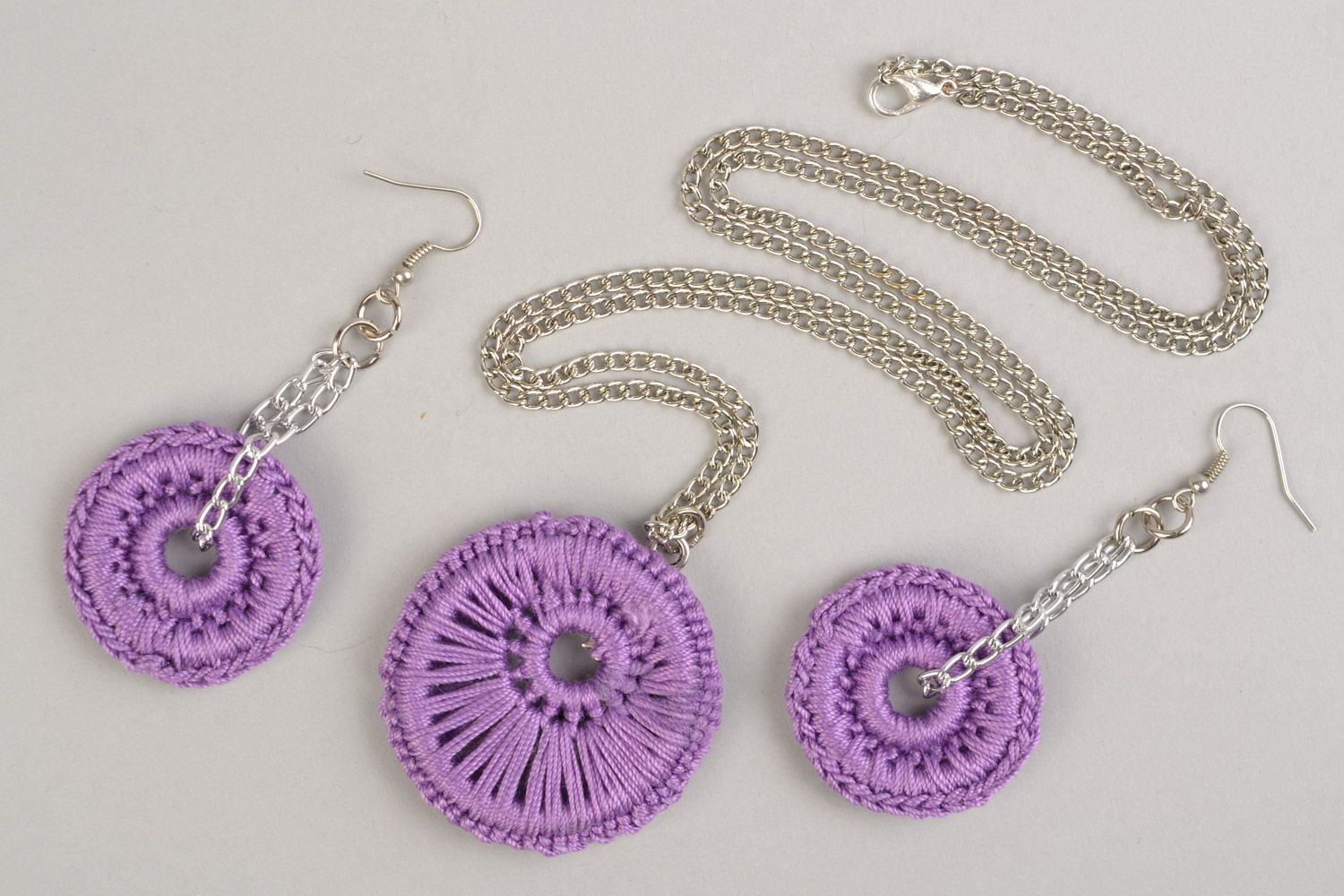 Set of handmade jewelery made of threads woven manually earrings and pendant of purple color photo 5