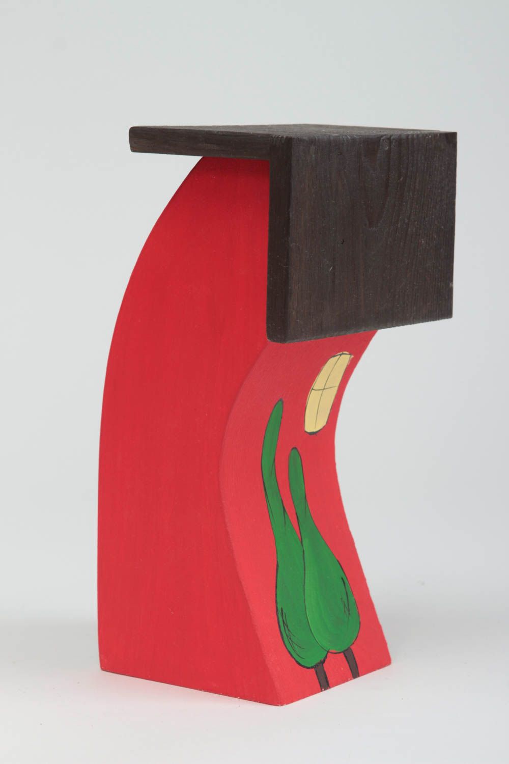 Фигурка из дерева домик высокий яркий красный с окошками красивый ручной работы фото 3