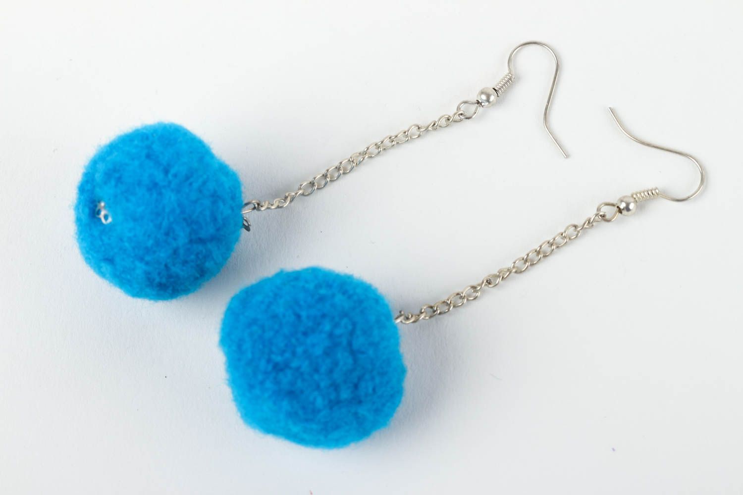 Handmade Kugel Ohrringe gefilzter Schmuck Accessoire für Frauen aus Wolle  foto 2