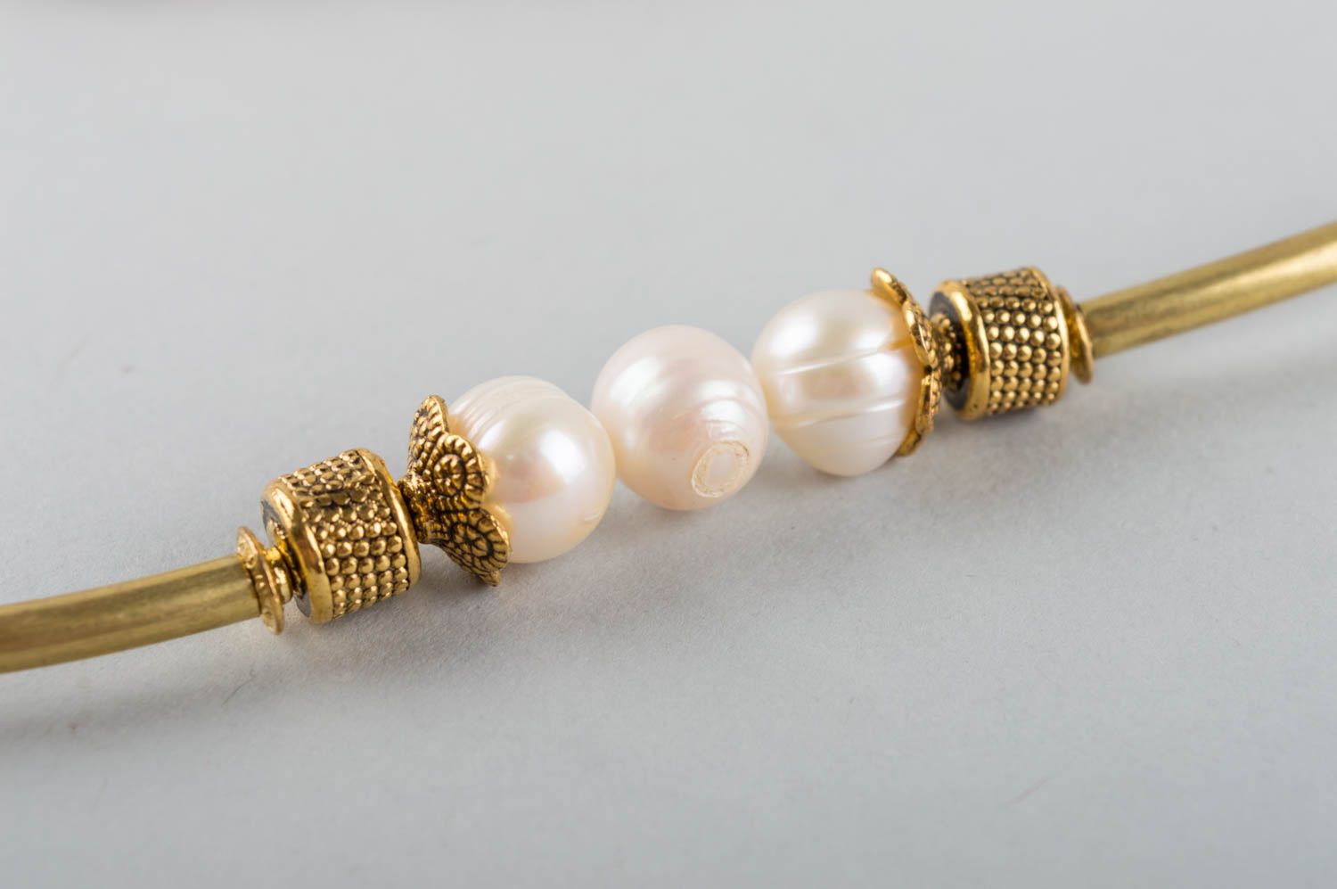 Collar de piedras y perlas con base de latón hecho a mano original femenino foto 5