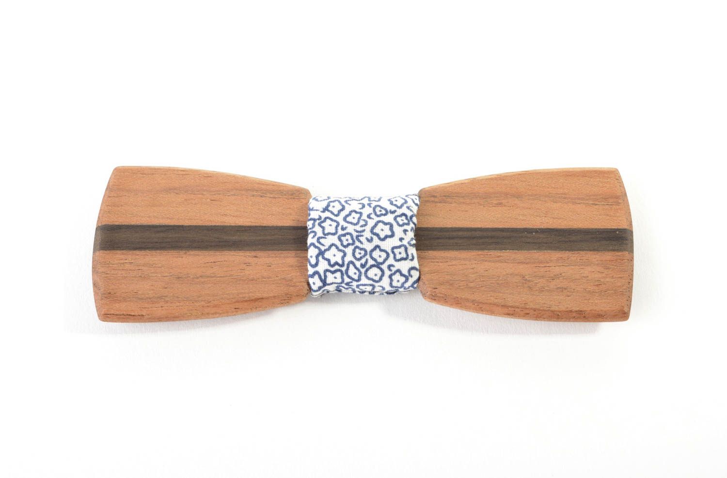 Fliege aus Holz gestreift handmade Accessoire für Männer Krawatte Fliege hell foto 4
