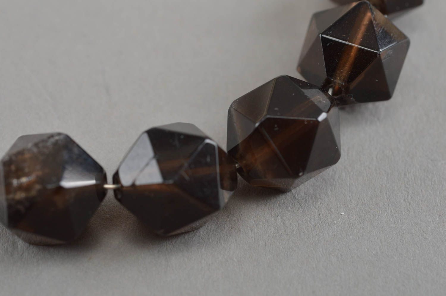 Strenges schönes schwarzes ungewöhnliches handgemachtes Collier aus Naturstein foto 4