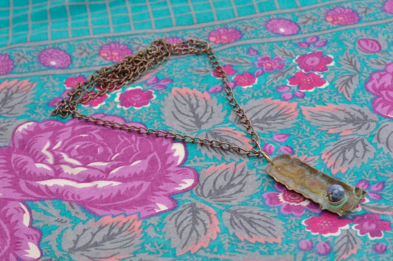 Colgante hecho a mano de cobre regalo original colgante femenino con lasurita foto 2