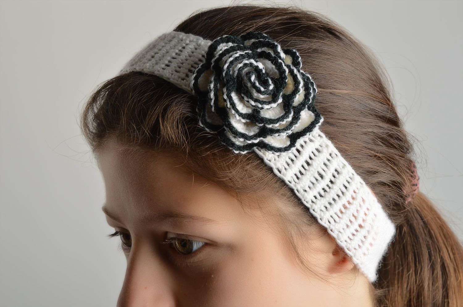 Gehäkeltes handgemachtes Haarband mit Blume in Weiß und Schwarz für Kinder foto 2