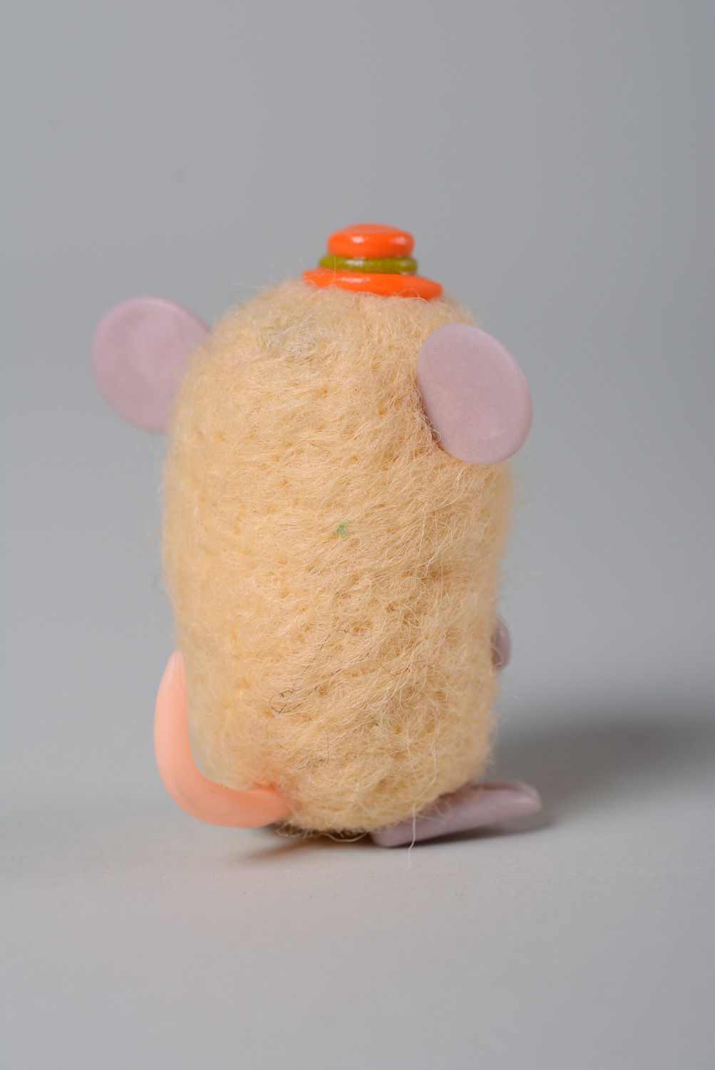 Миниатюрная валяная игрушка из шерсти и полимерной глины мышь фото 3