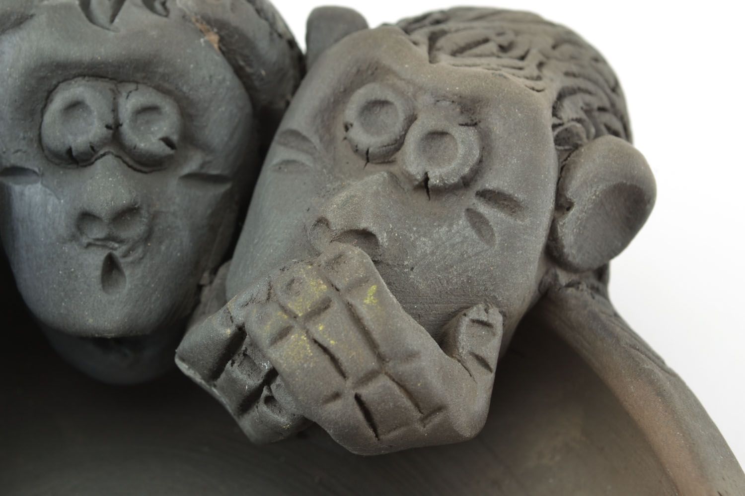 Cinzeiro de cerâmica feito à mão Macaquinhos  foto 3