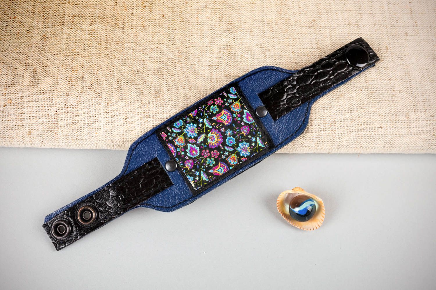 Bracelet en cuir fait main noir et bleu floral accessoire original pour femme photo 1