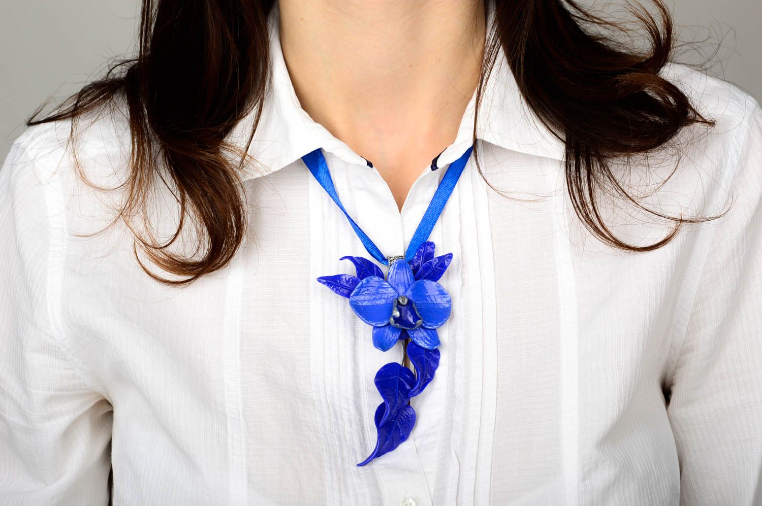 Pendentif fleur bleue Bijou fait main en pâte polymère sur ruban Cadeau femme photo 2