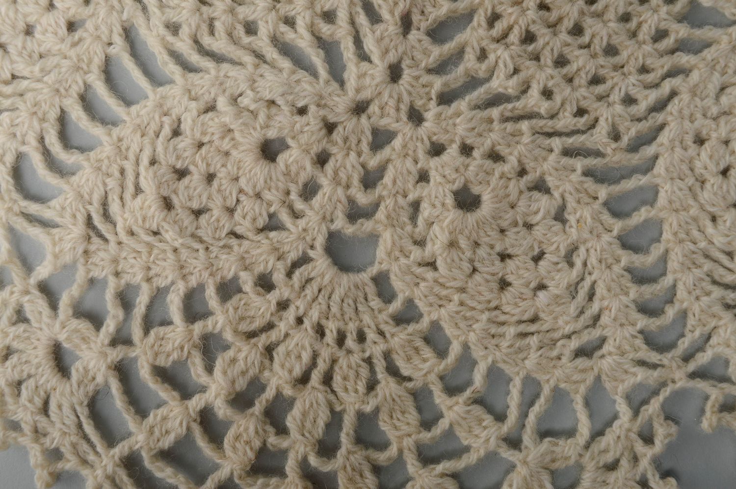 Serviette décorative tricotée au crochet de laine grise photo 3
