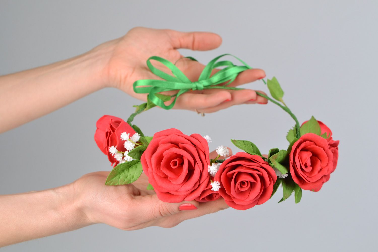 Couronne de fleurs de mariage en roses rouges faite main avec ruban de satin photo 2