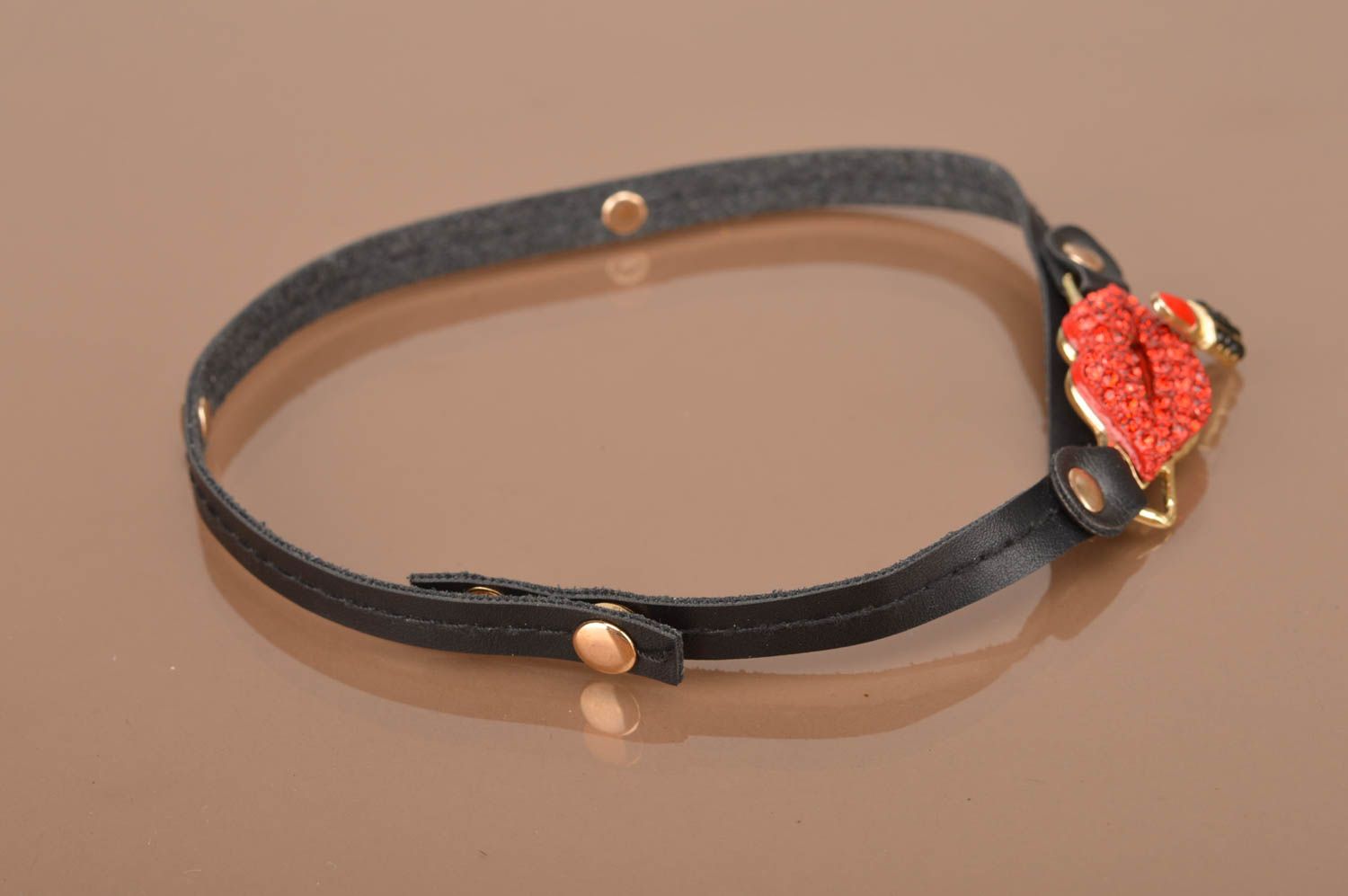 Bracelet en cuir noir naturel avec lèvres rouges décoratives et strass fait main photo 4