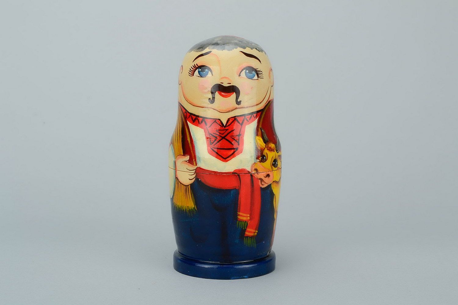 Matrioshka hecha a mano Cosaco con novillo Matrioshka es la muñeca de madera con vestido ruso campesino, que contiene otras de menor tamaño foto 2