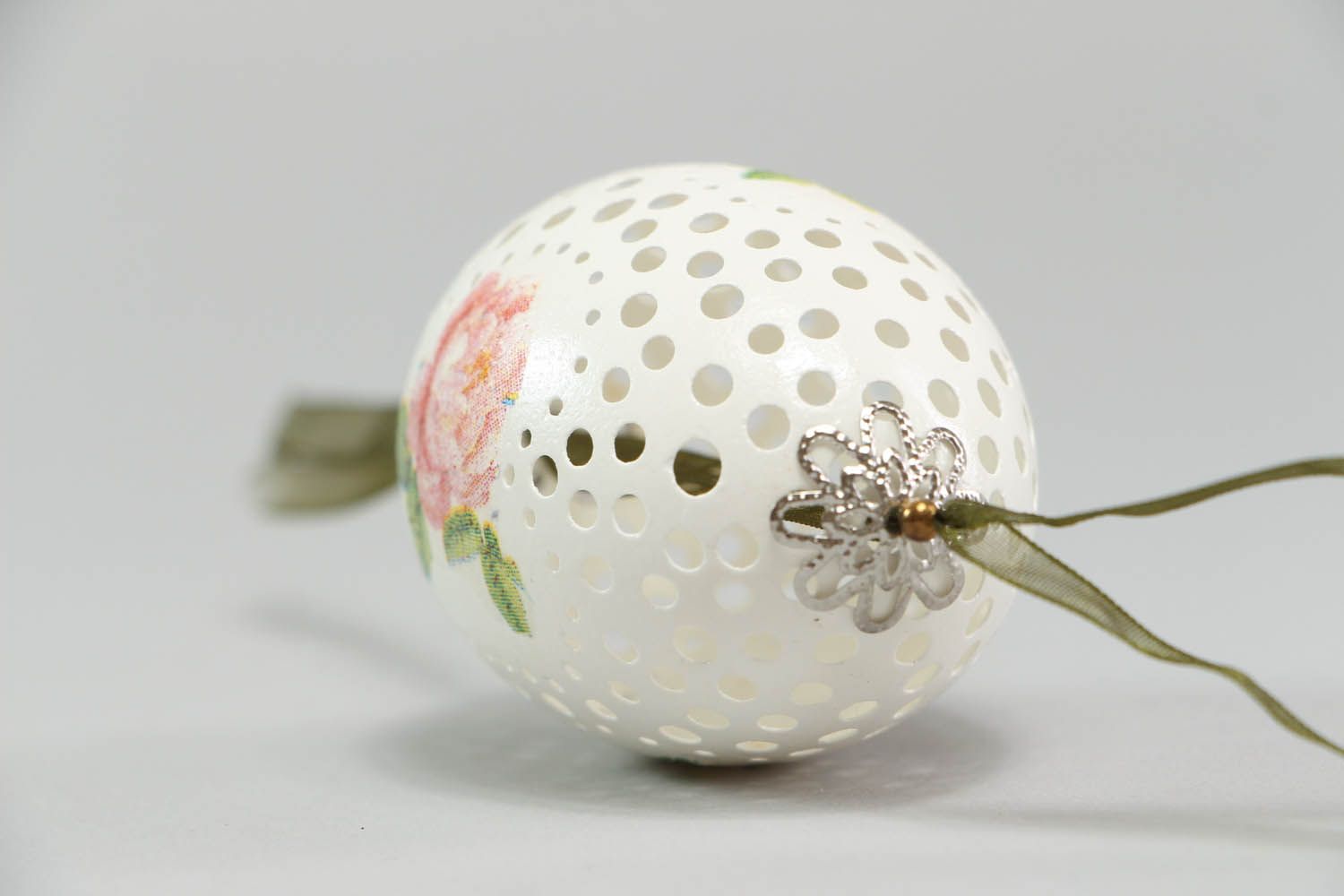 Pingente decorativo na forma de ovo esculpido e decorado na técnica de decoupage foto 3