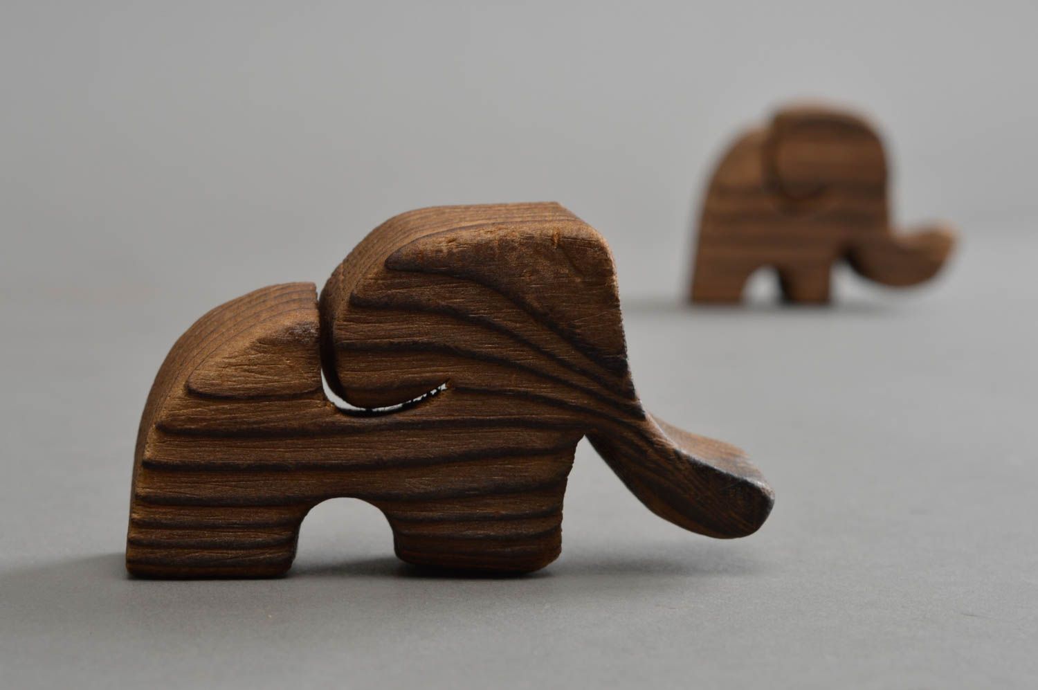 Figurine éléphant en bois de pin faite main écologique marron foncé petite  photo 1