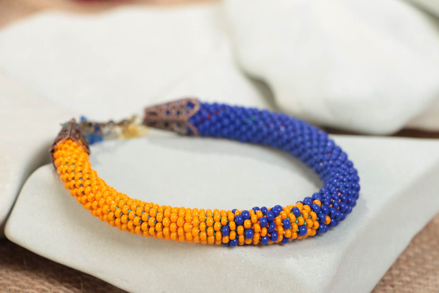 Bracelet spirale en perles de rocaille tchèques fait main jaune bleu avec fleurs photo 1