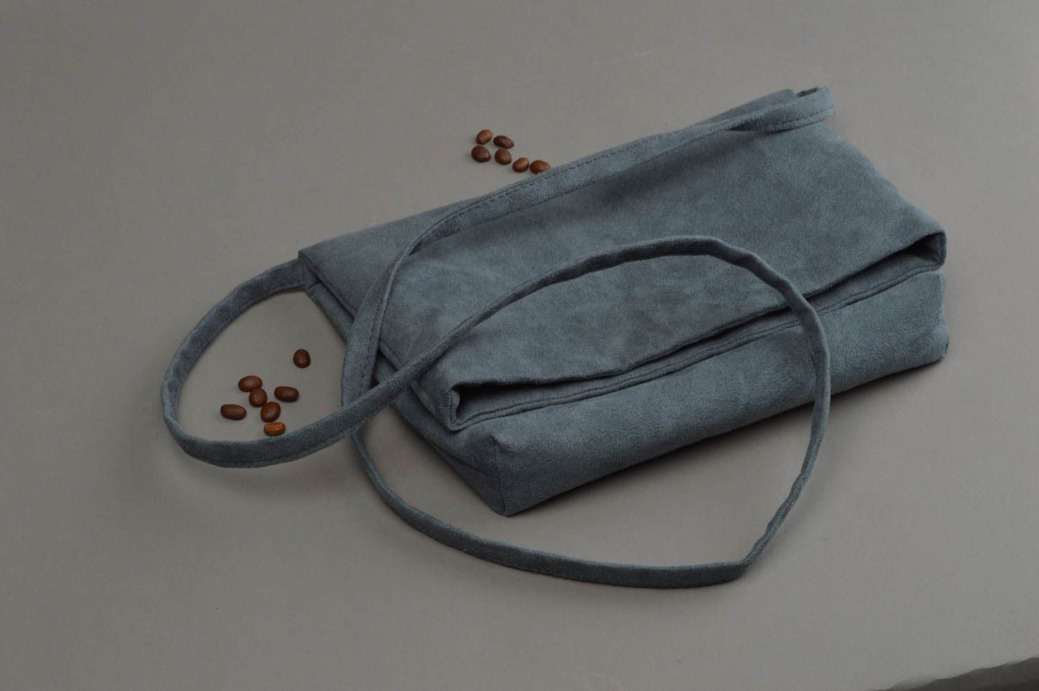 Petit sac pour femme en suède artificiel fait main pliable accessoire gris fumé photo 1