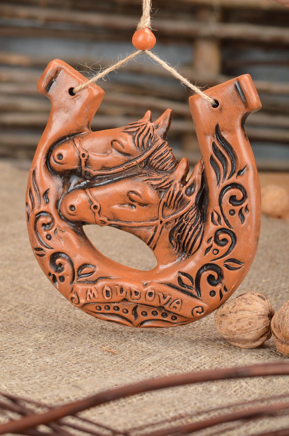 Подкова из глины на счастье с изображением лошадей коричневая ручной работы фото 1