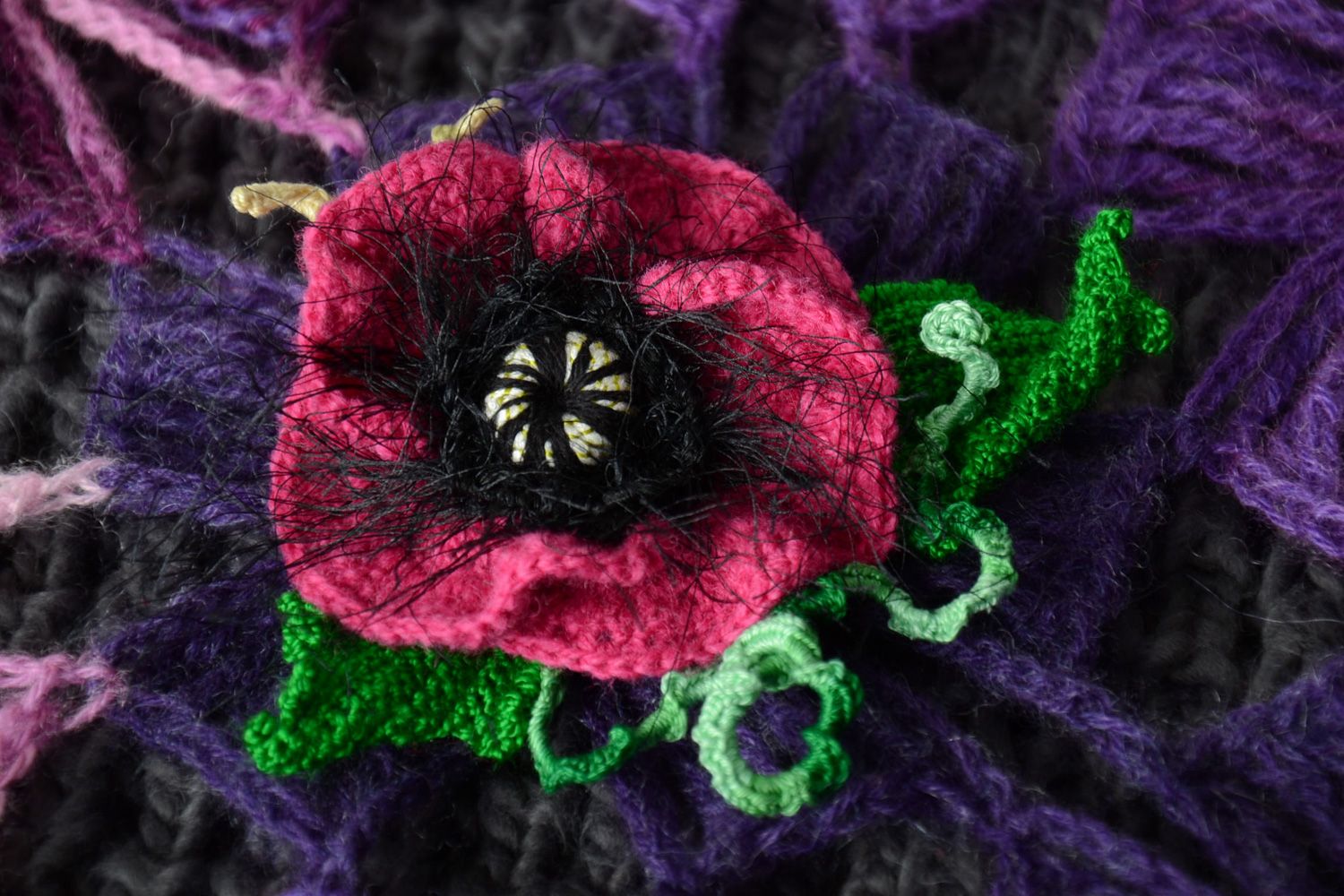 Broche tejido a ganchillo con forma de flor Amapola de color lila  foto 1