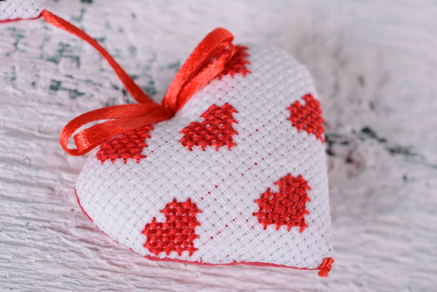 Suspension décorative cœur blanc avec broderie faite main avec ruban rouge photo 4