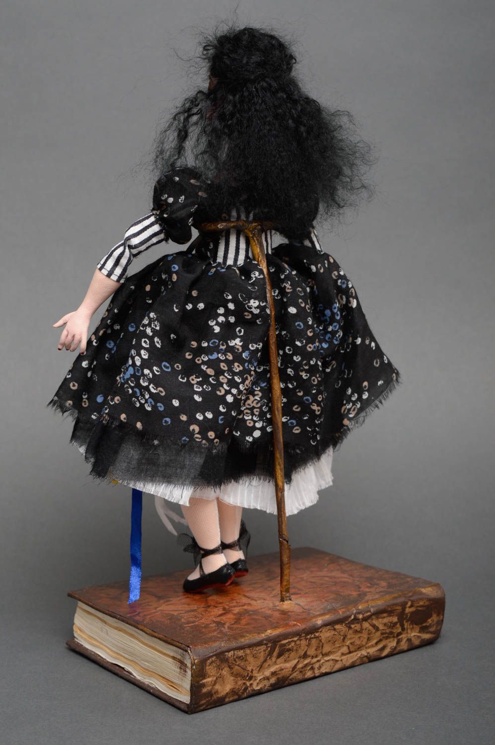 Кукла из самозатвердевающей глины в черном платье фото 4