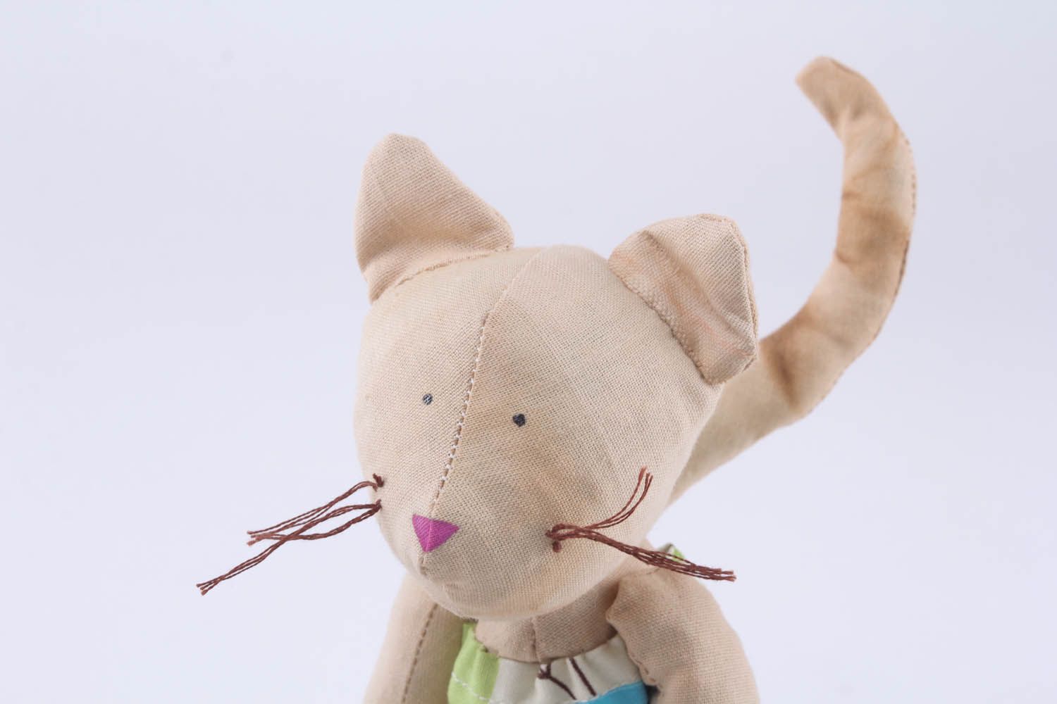 Brinquedos macios feito de têxtil na forma de um gato foto 5