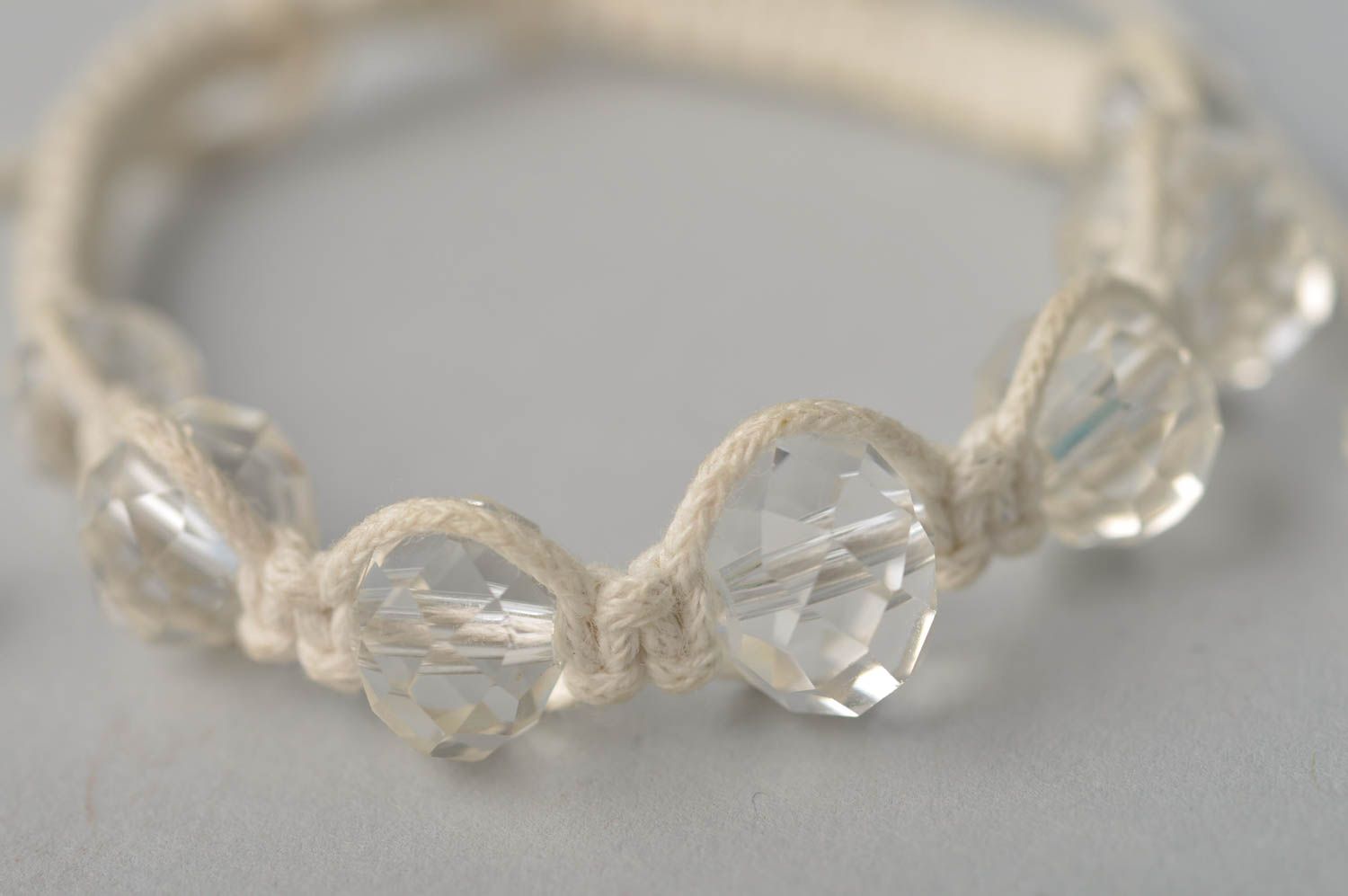 Браслет из бусин браслет ручной работы плетеный браслет с кристаллами белый фото 3