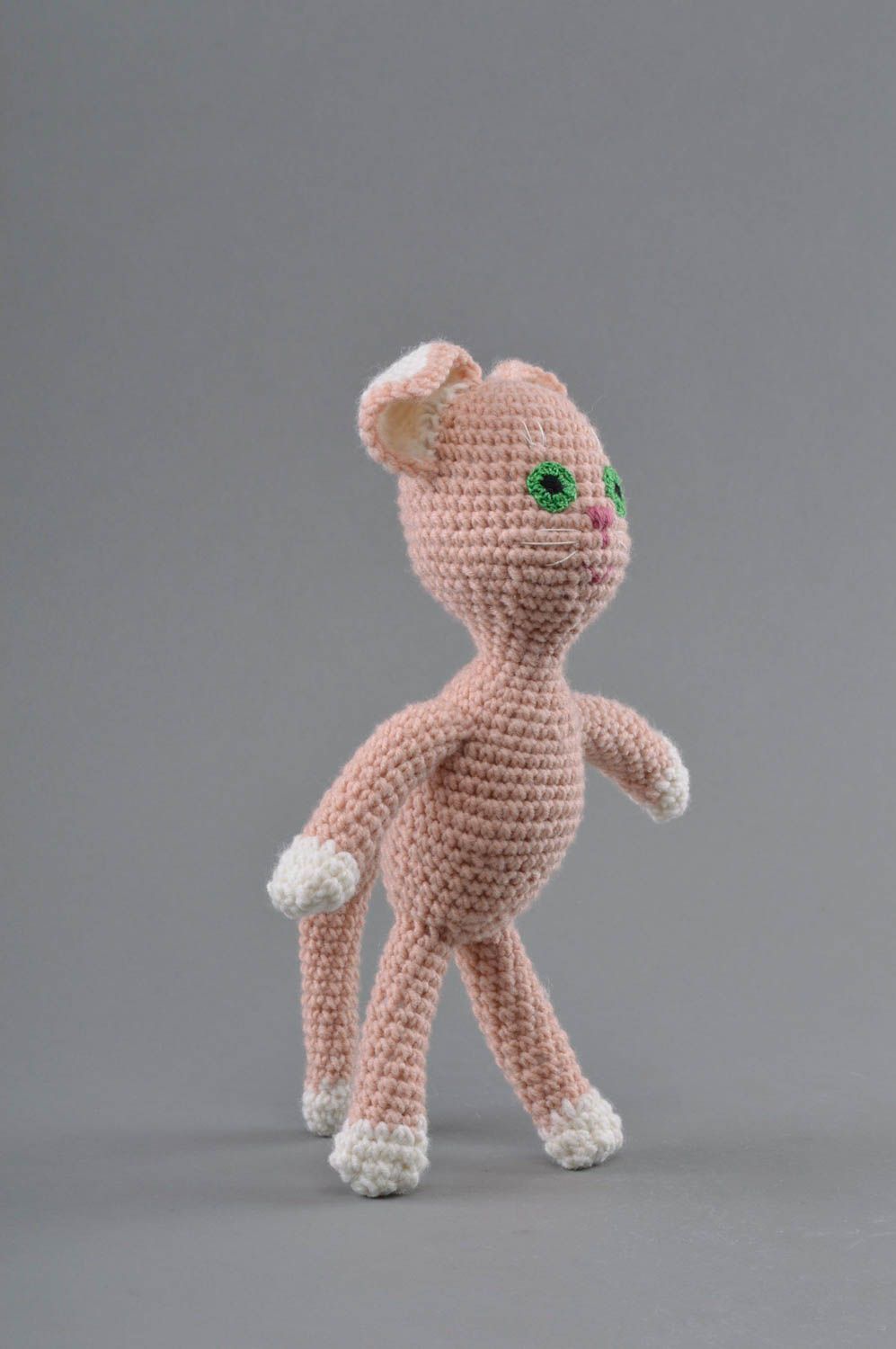 Jouet tricoté original fait main petit pour enfant en forme de chat rose photo 2