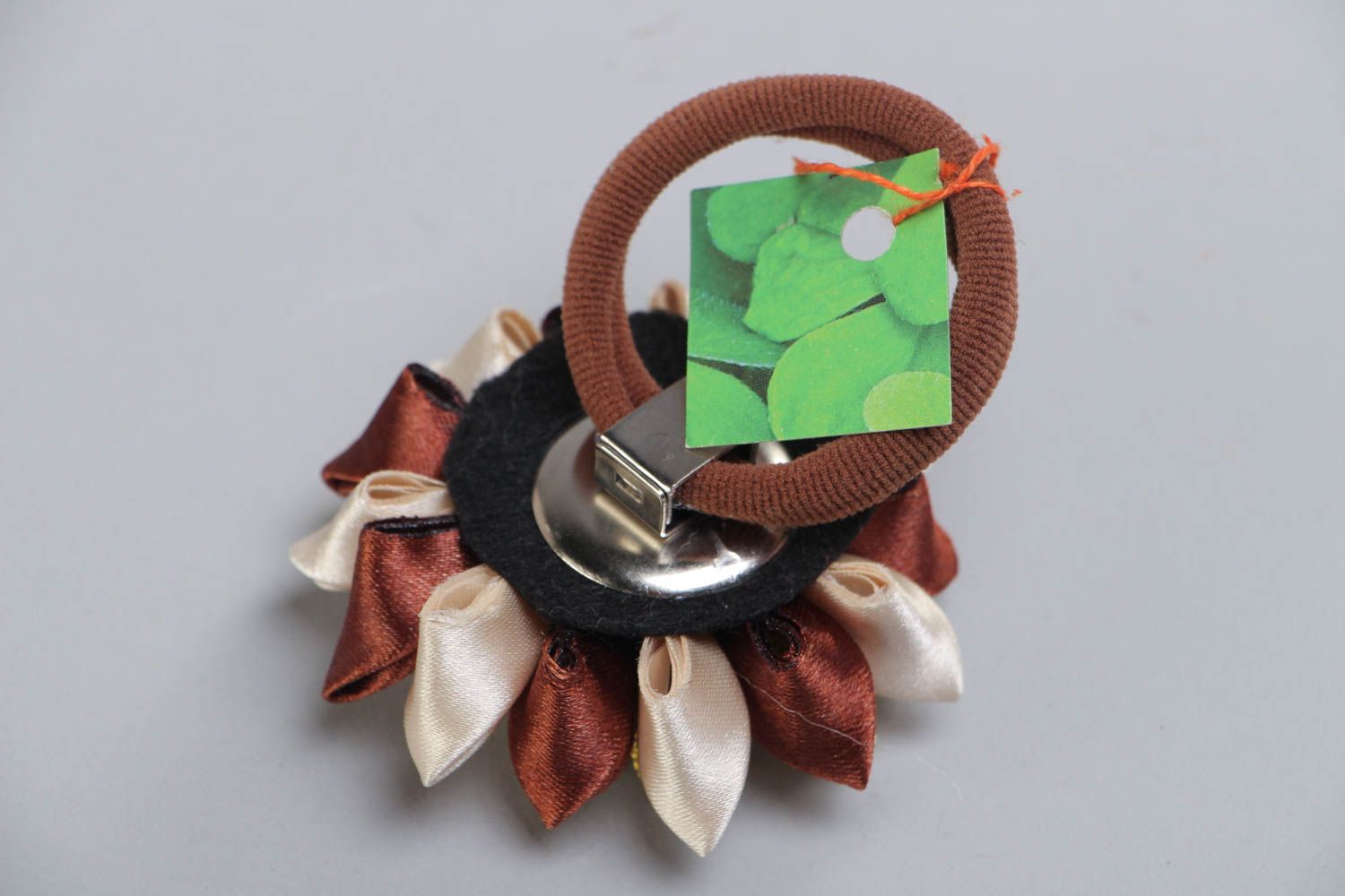 Brauner Haargummi mit Blume aus Atlasbändern Kanzashi Technik handmade foto 4