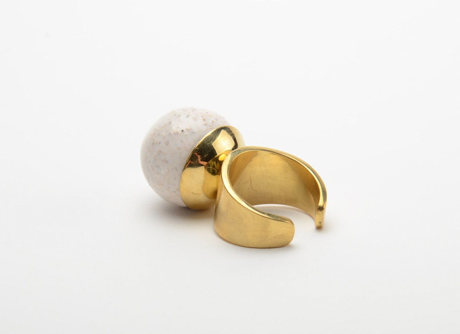 Кольцо из керамики с латунной основой под золото ручной работы белое фото 3