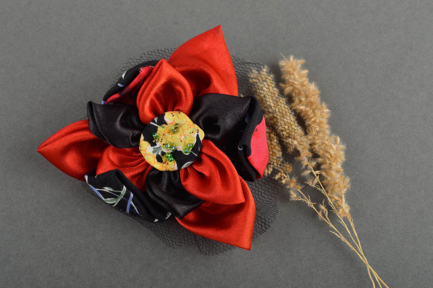 Broche fleur Bijou fait main Accessoire femme rouge avec noir tulle satin cuir photo 1