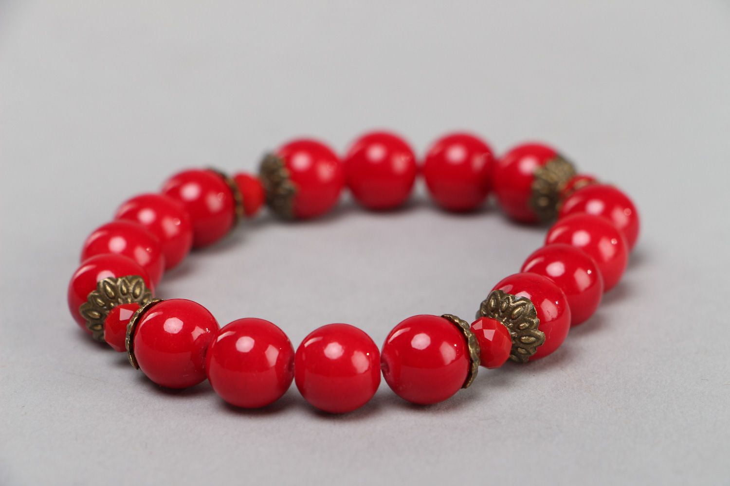 Handgemachtes schönes rotes Damen Korallen Armband mit Perlen aus Glas foto 1