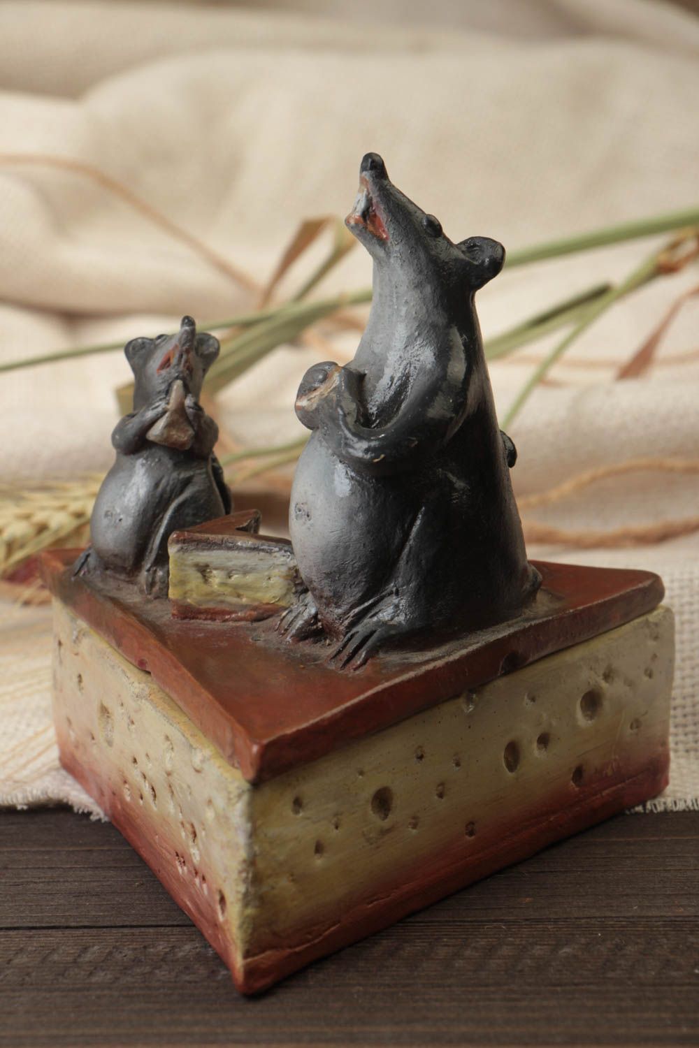 Handgemachte Schatulle für Kinder aus Keramik bemalt klein Ratten auf Käse foto 1