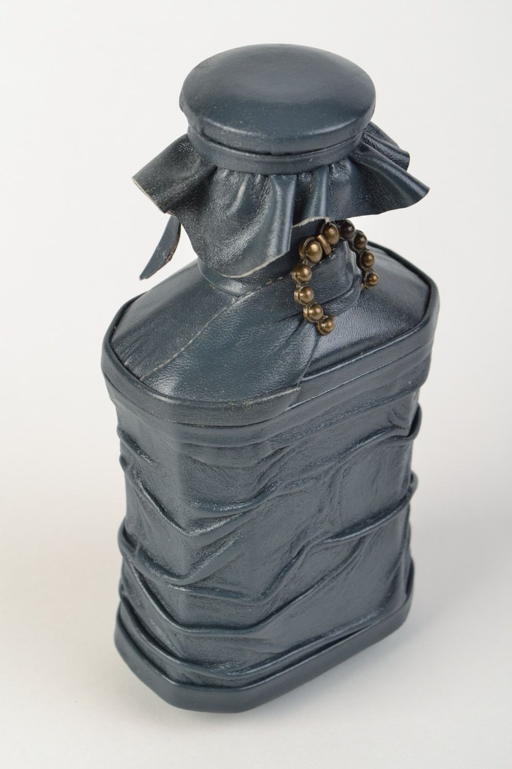 Черная бутылка декорированная натуральной кожей с пряжкой ручной работы фото 3
