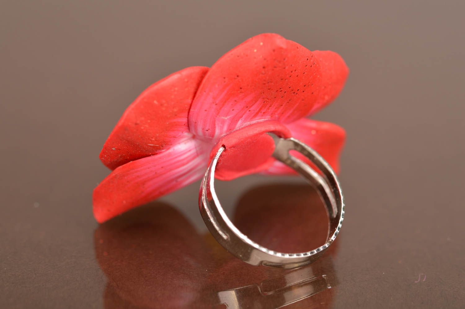 Красное кольцо из полимерной глины ручной работы в виде орхидеи красивое фото 3