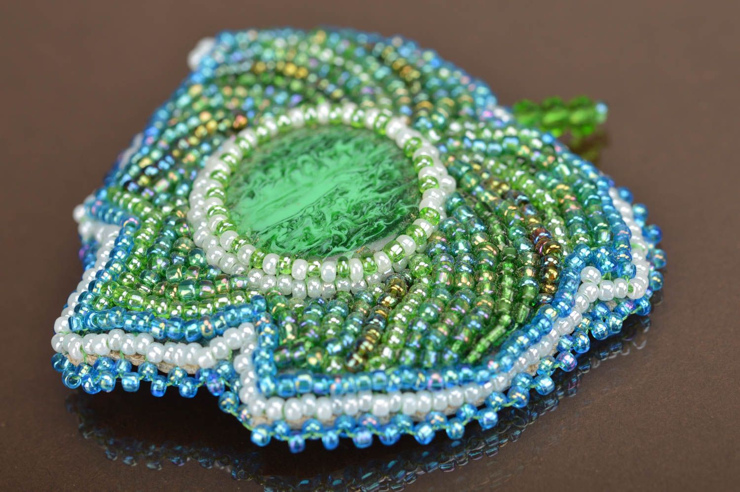 Petite broche en perles de rocaille verte en forme de feuille faite main photo 2