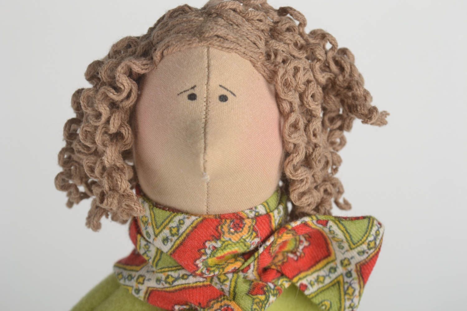 Кукла ручной работы авторская кукла на подставке тряпичная кукла в зеленом фото 1