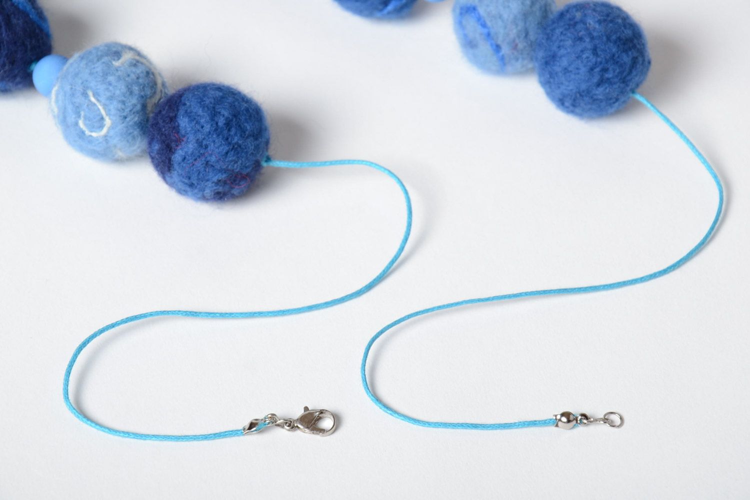 Joli collier bleu en laine feutrage à l'eau fait main original pour femme photo 4