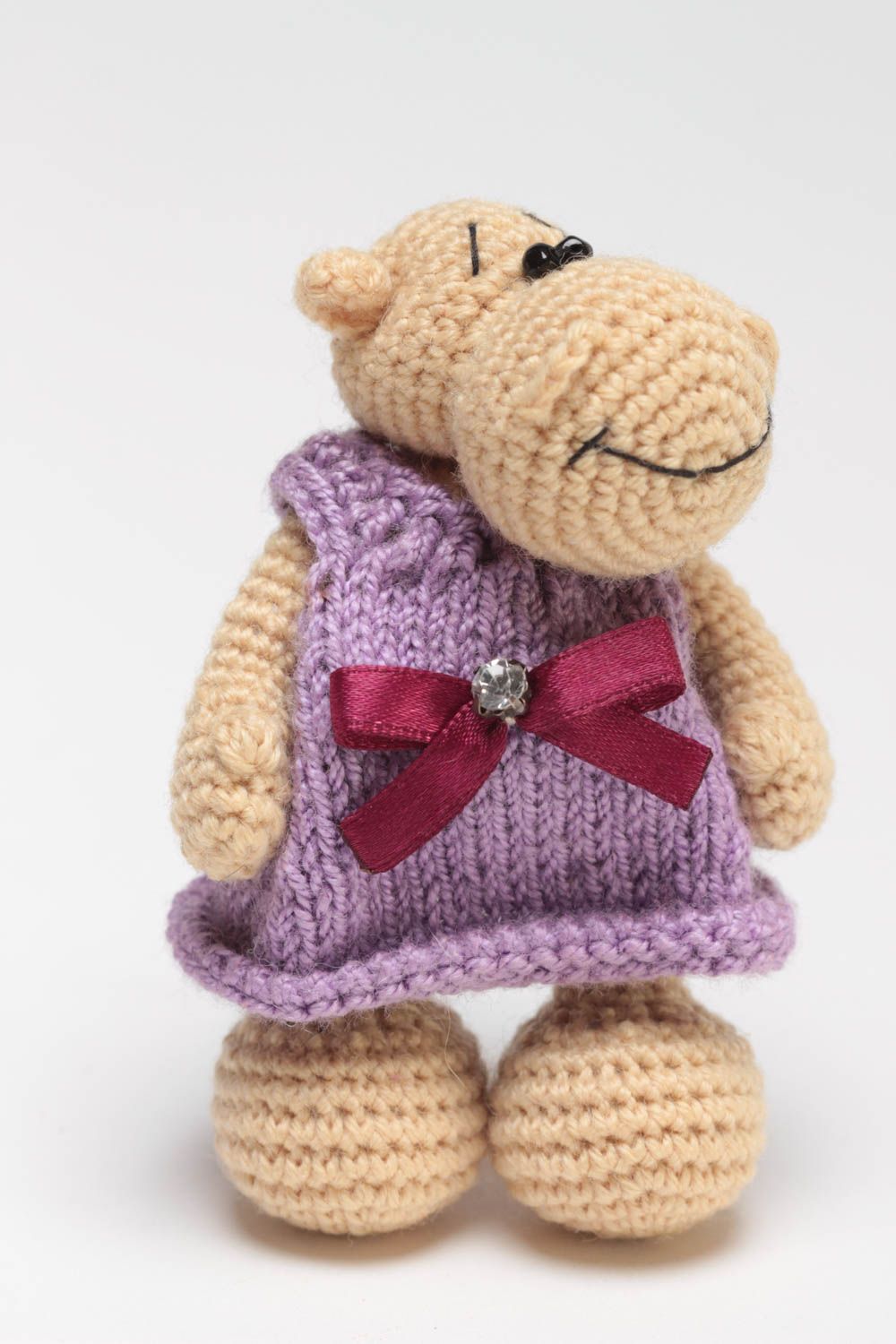 Peluche hippo faite main tricotée au crochet fils acryliques en robe mauve photo 2