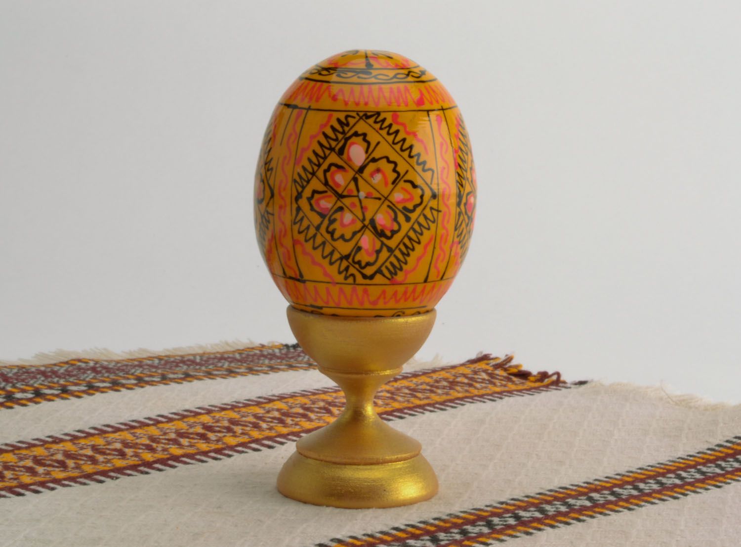 Золотистое пасхальное яйцо с авторской росписью  фото 1