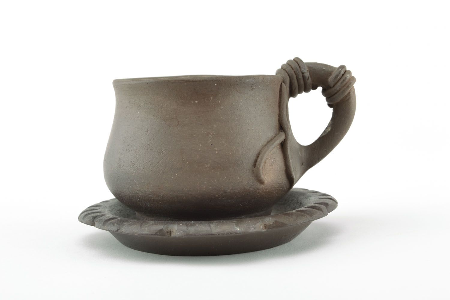 Art brown clay cup with handle and saucer with clay wire pattern photo 1