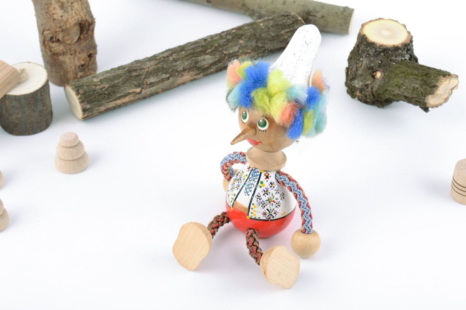Игрушка из дерева расписанная красками ручной работы в виде клоуна детская яркая фото 1