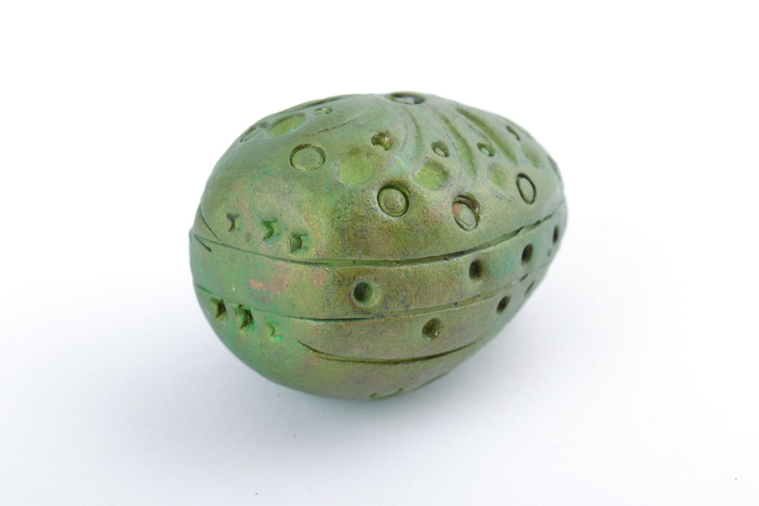 Декоративное пасхальное яйцо из красной глины расписное зеленое ручной работы фото 4