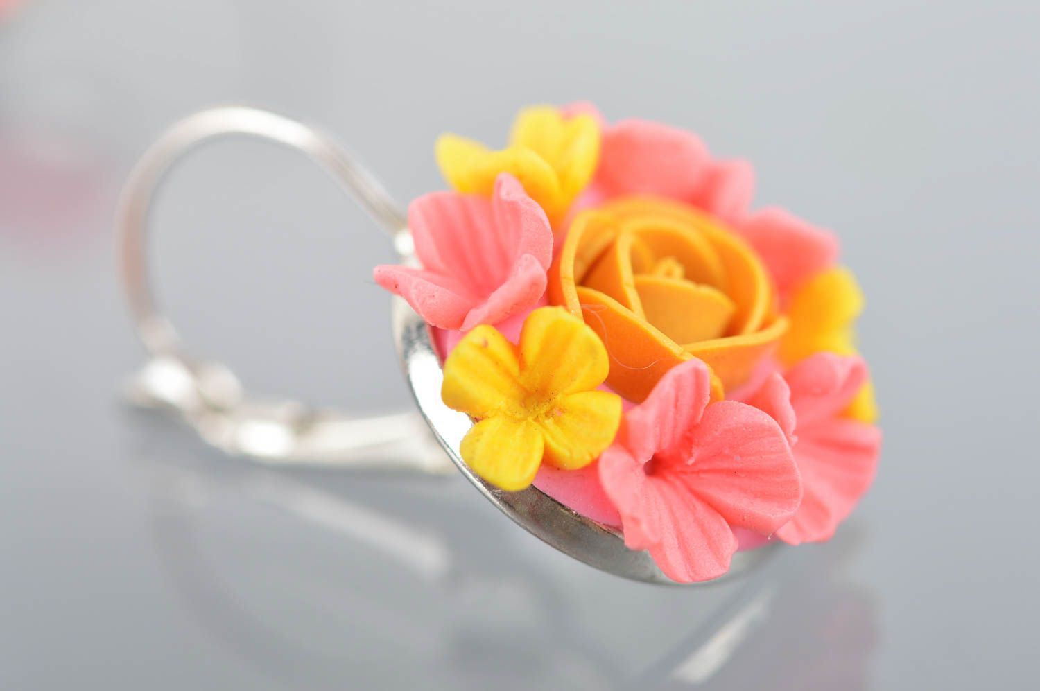 Серьги цветы из полимерной глины яркие розовые с желтым стильные ручной работы фото 4