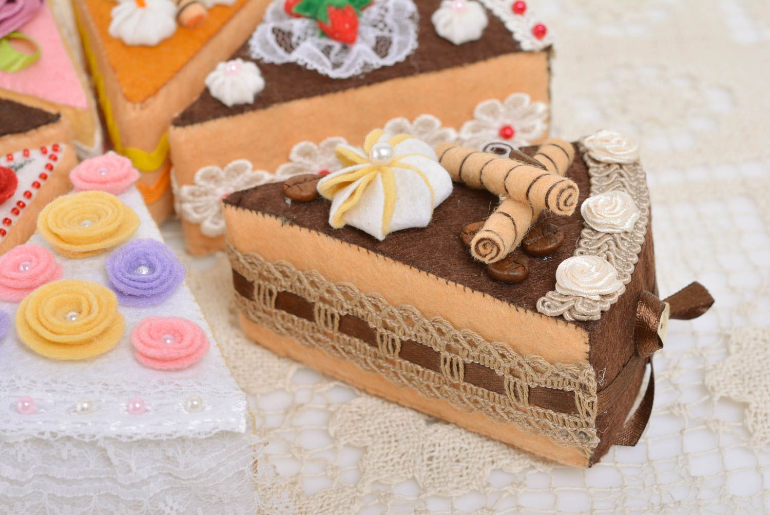 Pique-aiguilles gâteau brun en feutre fait main original accessoire pour couture photo 5