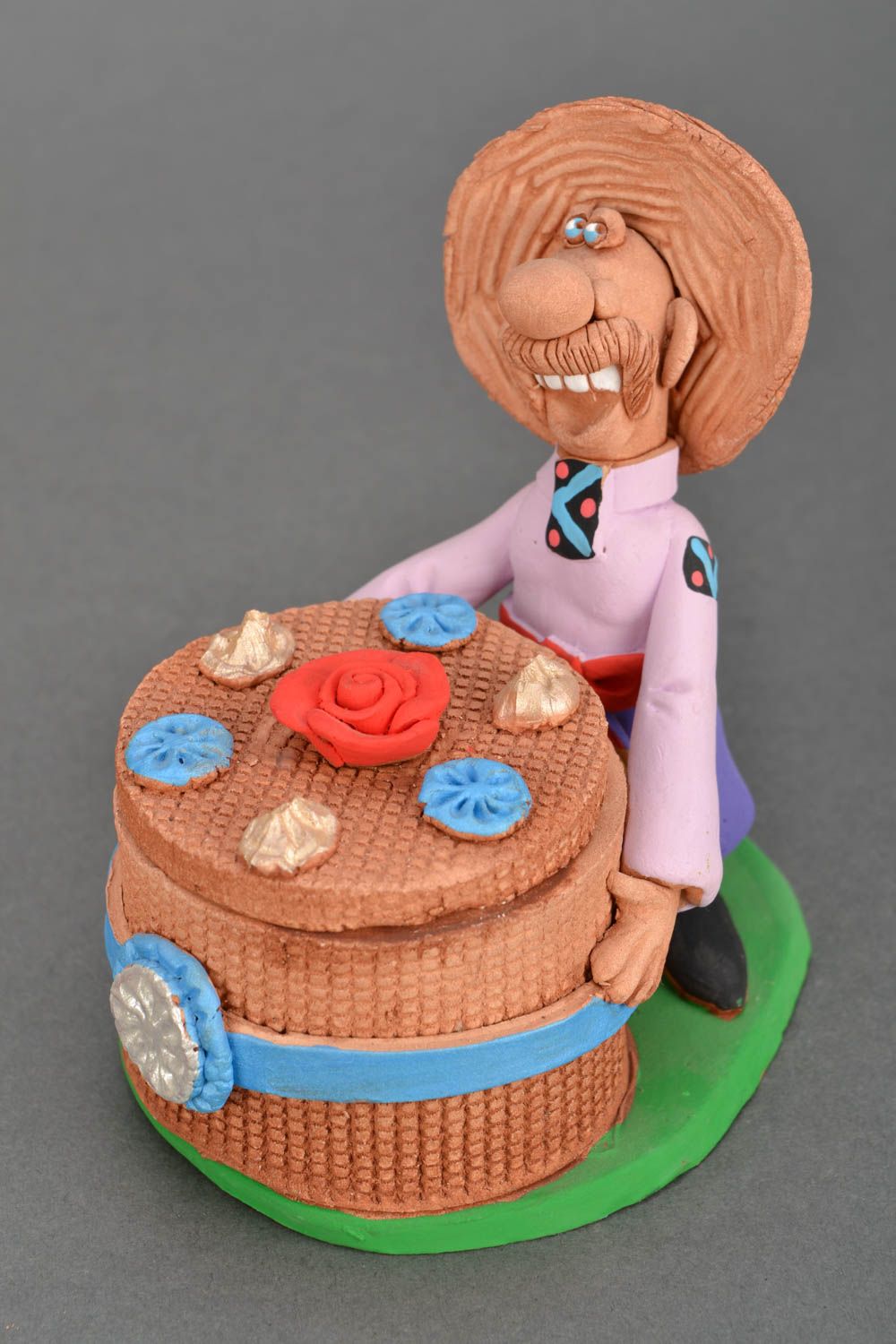 Figurine céramique Cosaque avec gâteau faite main photo 3