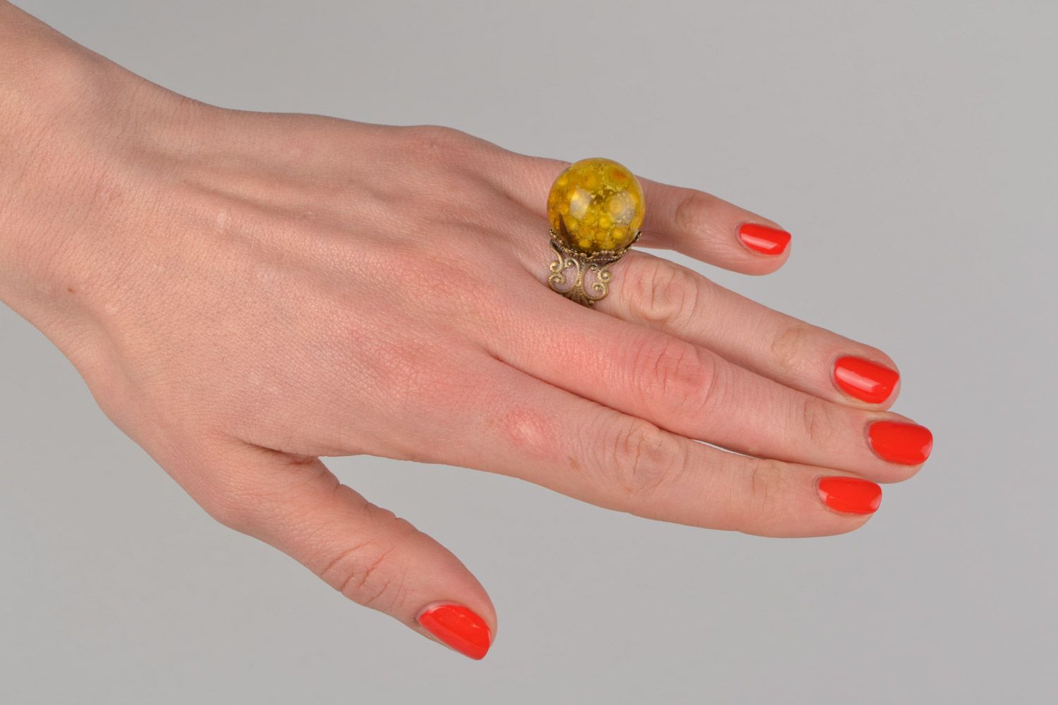 Кольцо с живым цветком бессмертника в эпоксидной смоле ручной работы желтое фото 2
