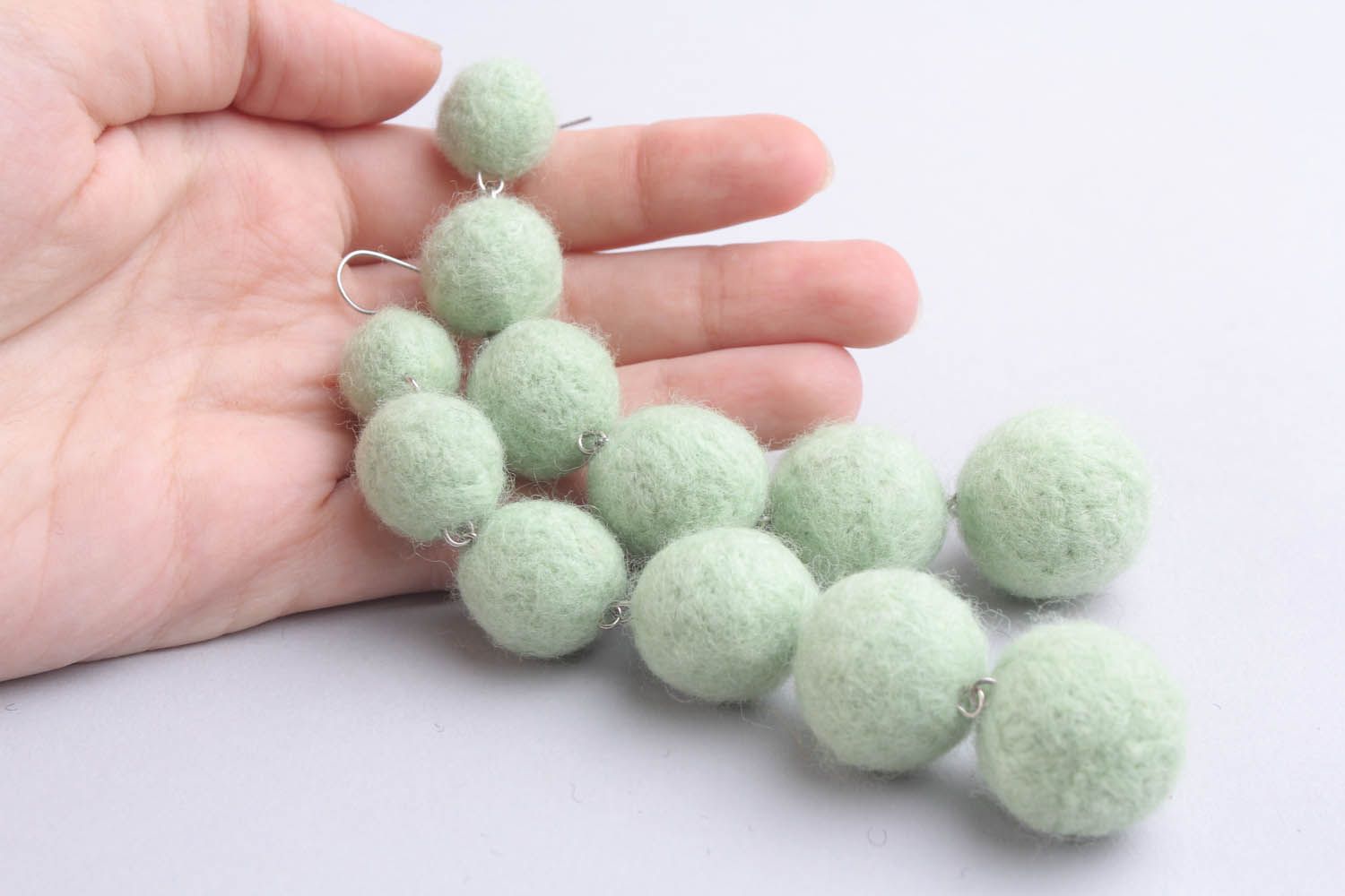 Boucles d'oreilles en laine feutrée longues vert pastel photo 2