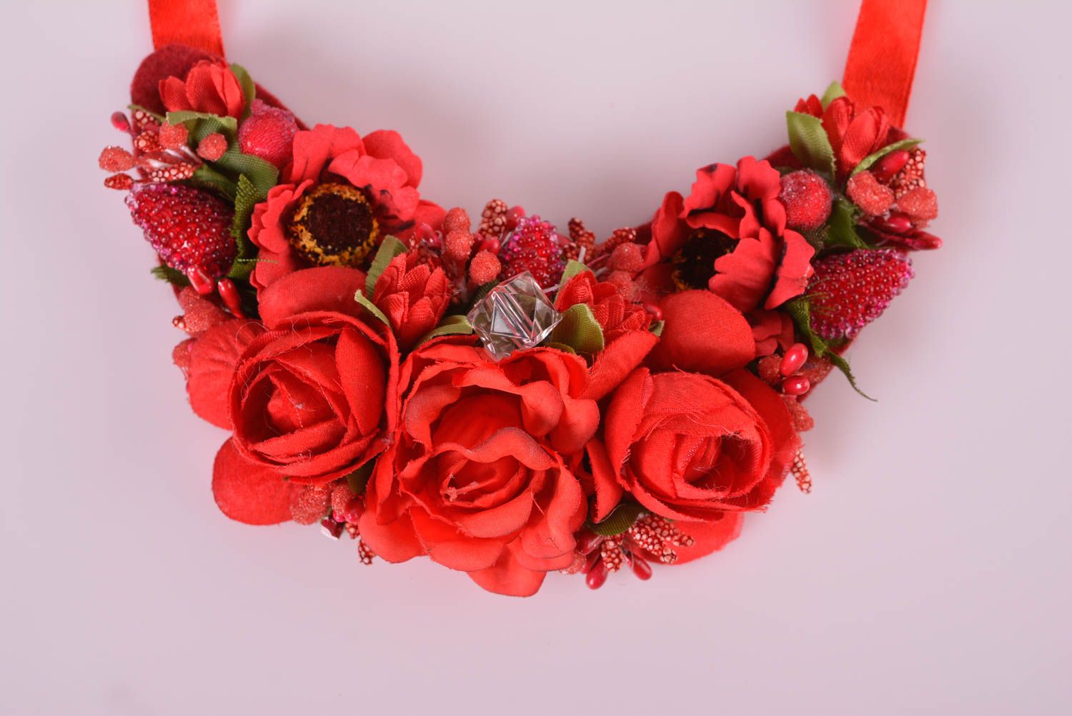 Бусы ручной бусы из ткан дизайнерское украшение с красными цветами крупное фото 3