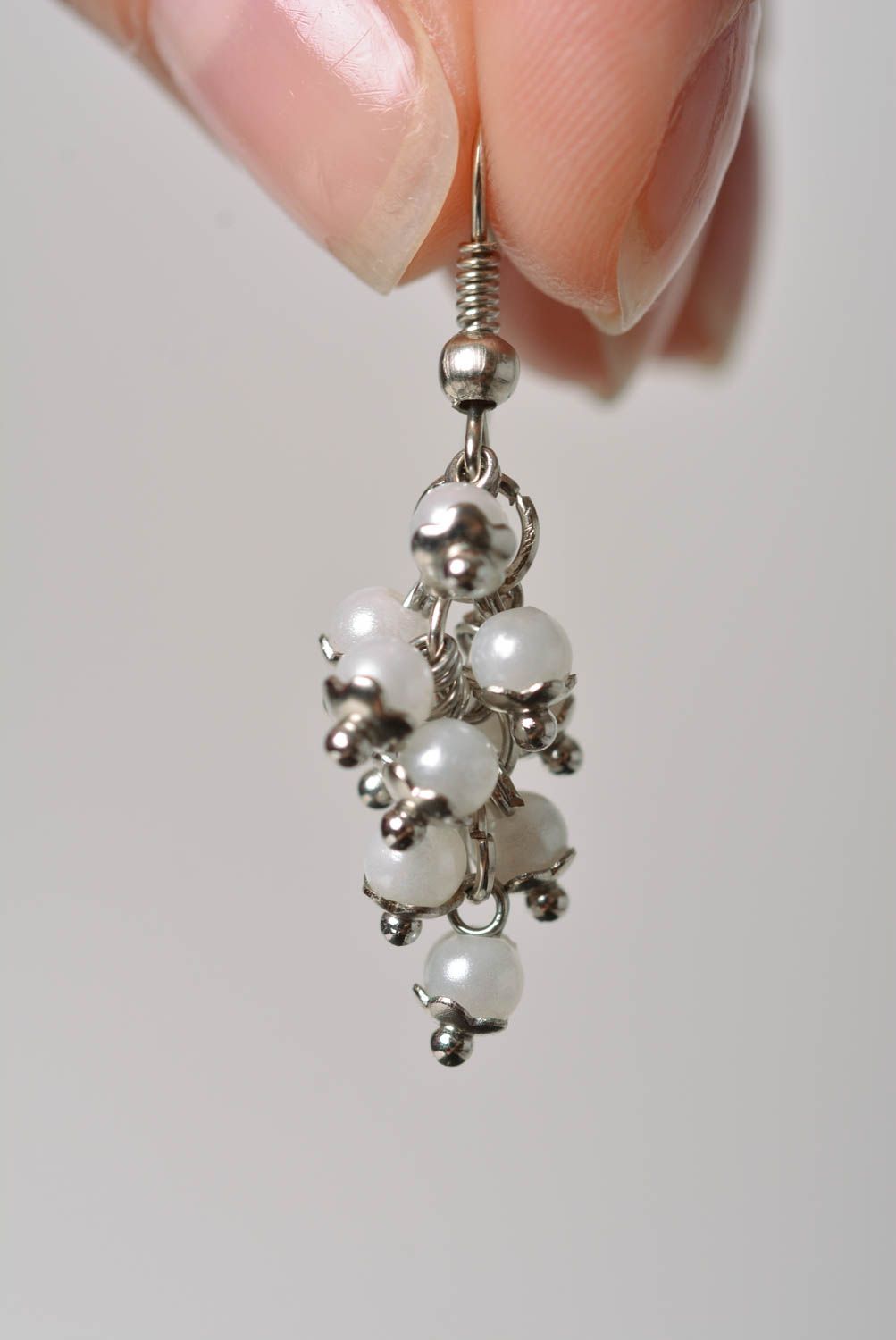 Petites boucles d'oreilles avec perles en plastique faites main blanches photo 2