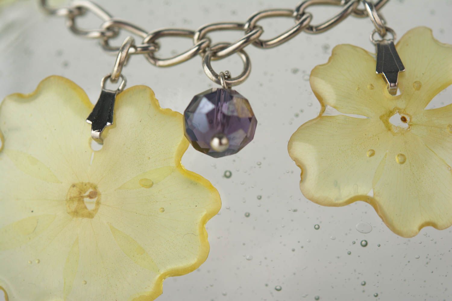 Bracelet avec fleurs séchées en résine époxyde fait main jaune-mauve sur chaîne photo 4